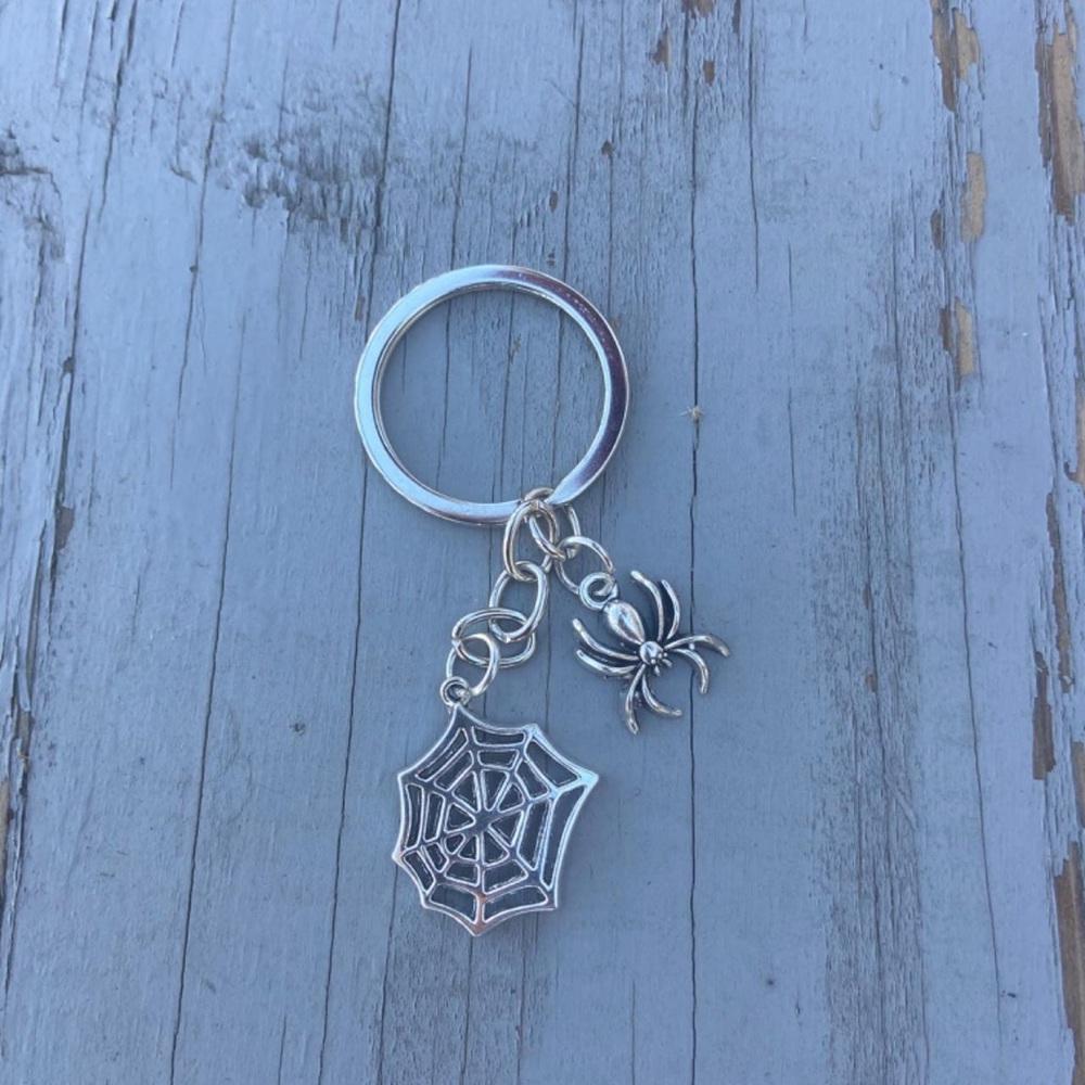 Y2K Gothic Spider web keychain - Silver Keychain Spider and spider web keychain - Picture 3 of 5